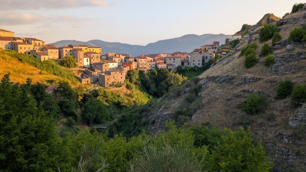 VOCI DI CASE VUOTE: IL COMUNE DI SASSO DI CASTALDA ILLUSTRA L'INIZIATIVA